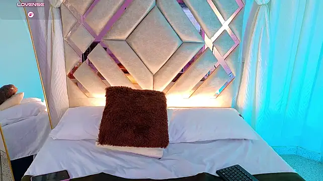 MilaMonroeX live cam on StripChat