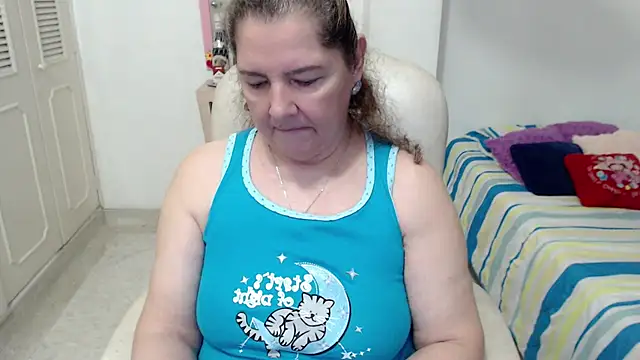 leonela_69 live cam on StripChat