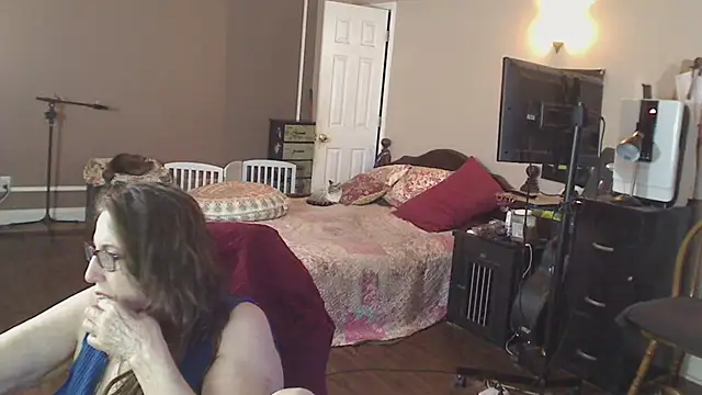 Ireallysquirt live cam on StripChat