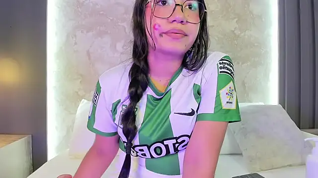 alysson_moon tease webcam show