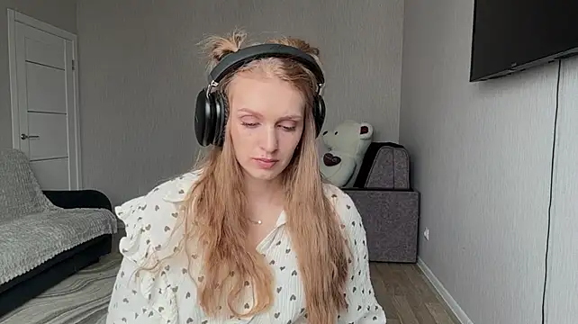 NedraBostain tease webcam show