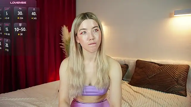 LindaThackerr live cam on StripChat