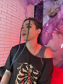 MaeveKuro live cam on StripChat