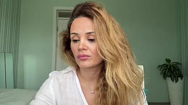 SayraPie live cam on StripChat