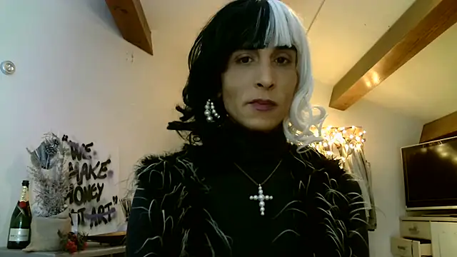 CruellaDivine live cam on StripChat