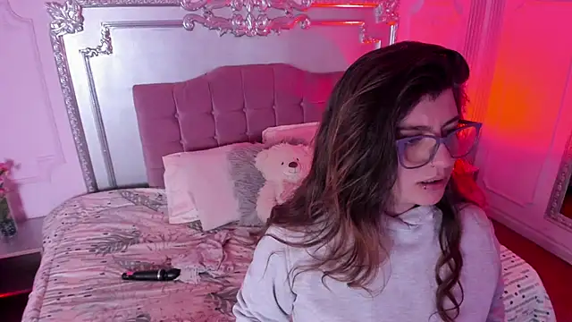 CloeLarson shaved pussy cam