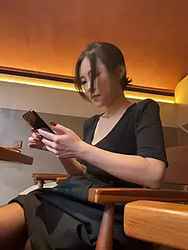 eva10069 (F milf) - 公众咖啡厅真空下半身行走人群