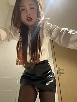 luna-sisi live cam on StripChat