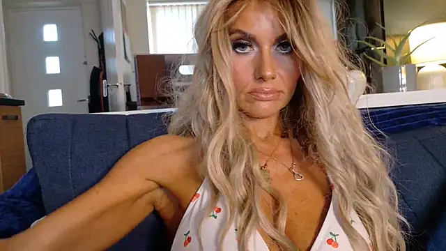 Tinkerbell822 live cam on StripChat