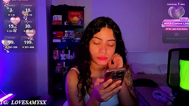 Lovelyamyy live cam on StripChat