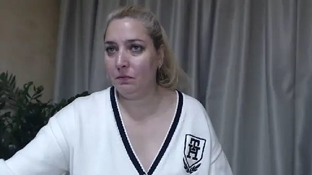 sweetpussy13 live cam on StripChat