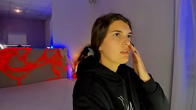 Laura_Leee