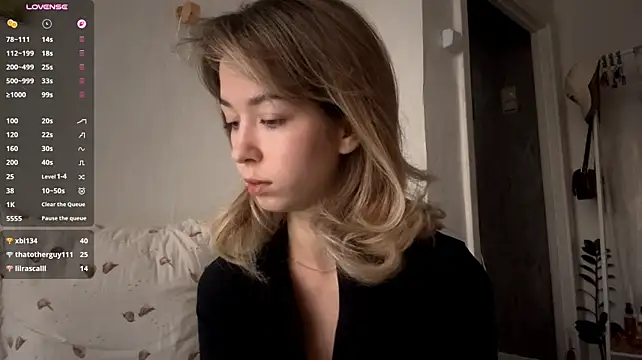 Sara_Bloservety live cam on StripChat