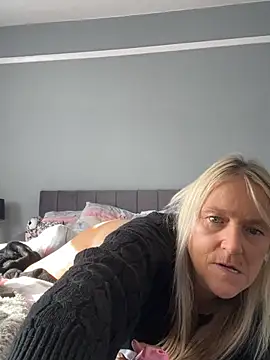 Blondnboujee53 live cam on StripChat