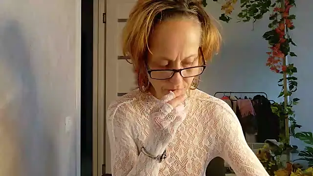 LioraWeiss live cam on StripChat