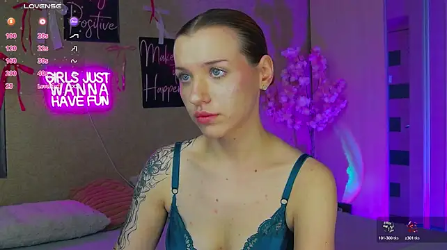 MeganNewCat live cam on StripChat