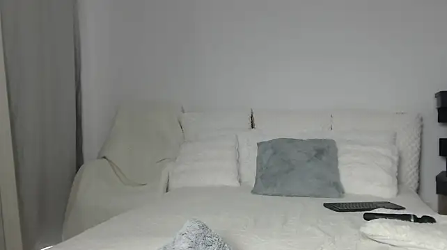layla23a (F young) - Fingering my wet pussy