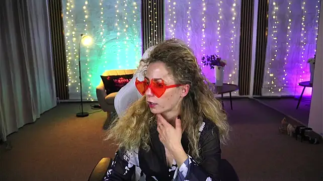 Curly_054 live cam on StripChat