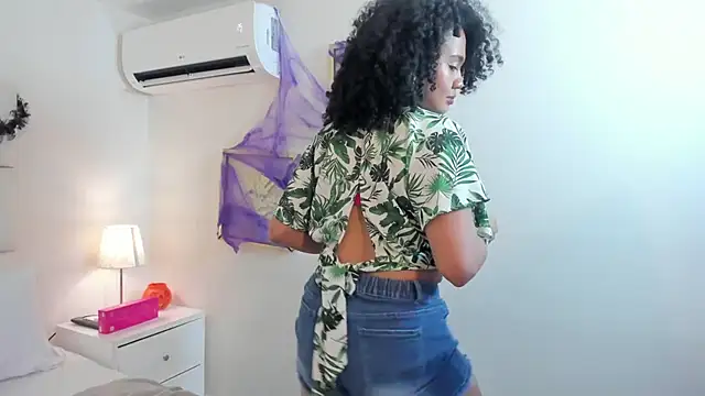 Kiraspell live cam on StripChat
