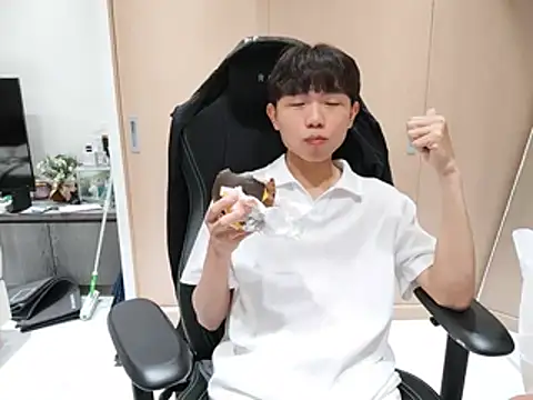 mochi8802 live cam on StripChat