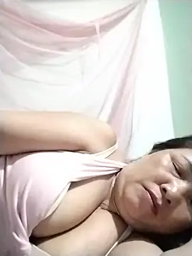 NAAYA8190 live cam on StripChat
