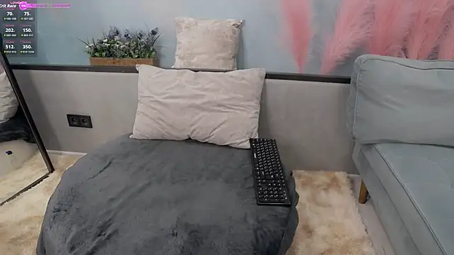 Lorabigass live cam on StripChat