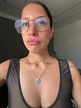 luvely_unique_ live cam on StripChat