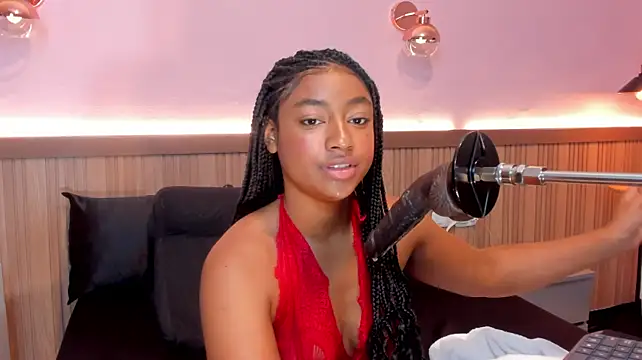 Laraebony_