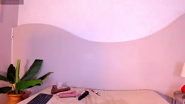 ainaah_ live cam on StripChat
