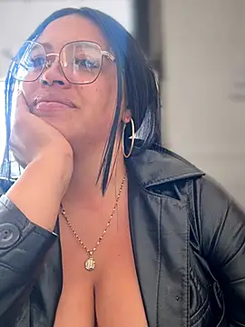 Outdoors-Mia_Khalifa live cam on StripChat