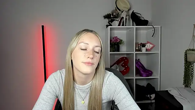EvelynBlond live cam on StripChat