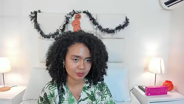 Kiraspell live cam on StripChat