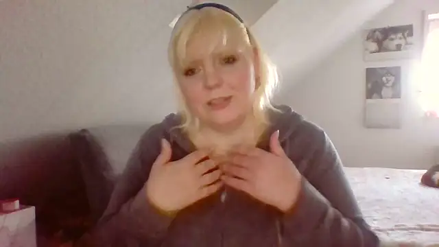 xblondi live cam on StripChat