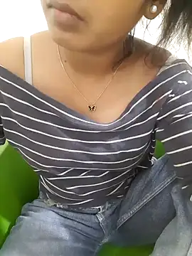Navya6879 live cam on StripChat
