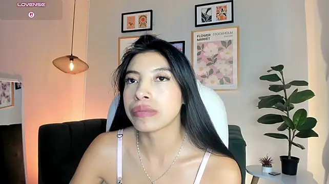 Tiffany_Low live cam on StripChat