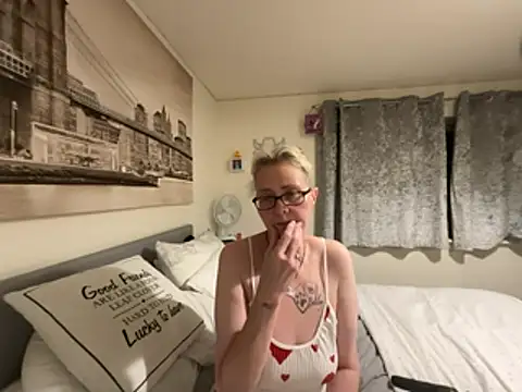 Curvy-Jinx live cam on StripChat