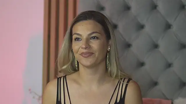AvaCherry live cam on StripChat