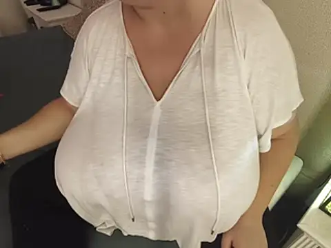 SilkQueenn live cam on StripChat