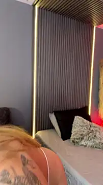 MiaPetit_ live cam on StripChat