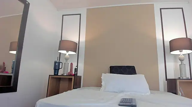 Nina_Hilton live cam on StripChat
