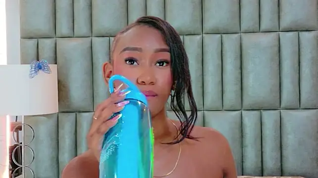 TylaWest live cam on StripChat