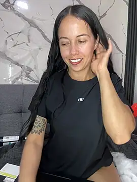 Show de webcam ao vivo com MiaForever1 - Brinquedos Lovense interativos disponíveis