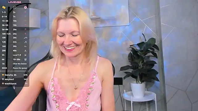 Julie_Lucas live cam on StripChat