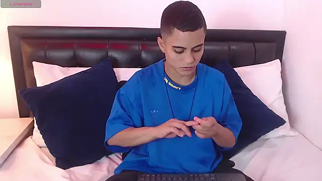 Liiamthompson live cam on StripChat