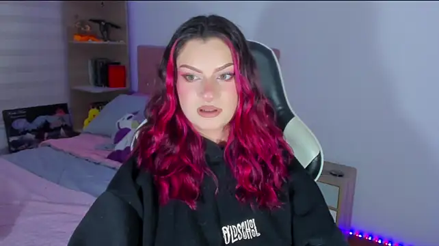 OphelianaRose33 live cam on StripChat