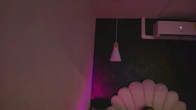 kissme_luna live cam on StripChat