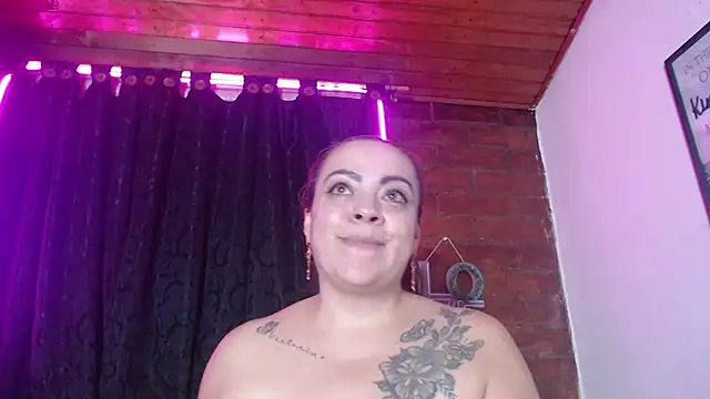 LIila28six live cam on StripChat