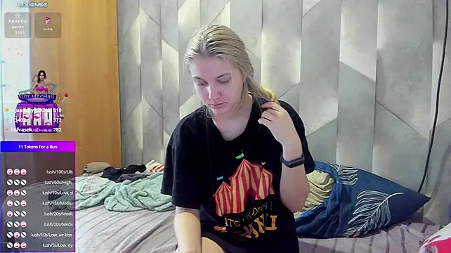 Tiny_Kiss live cam on StripChat