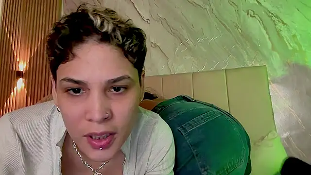 Marcella_and_laura live cam on StripChat