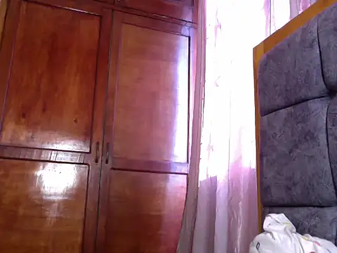 naughty-ebony1 live cam on StripChat